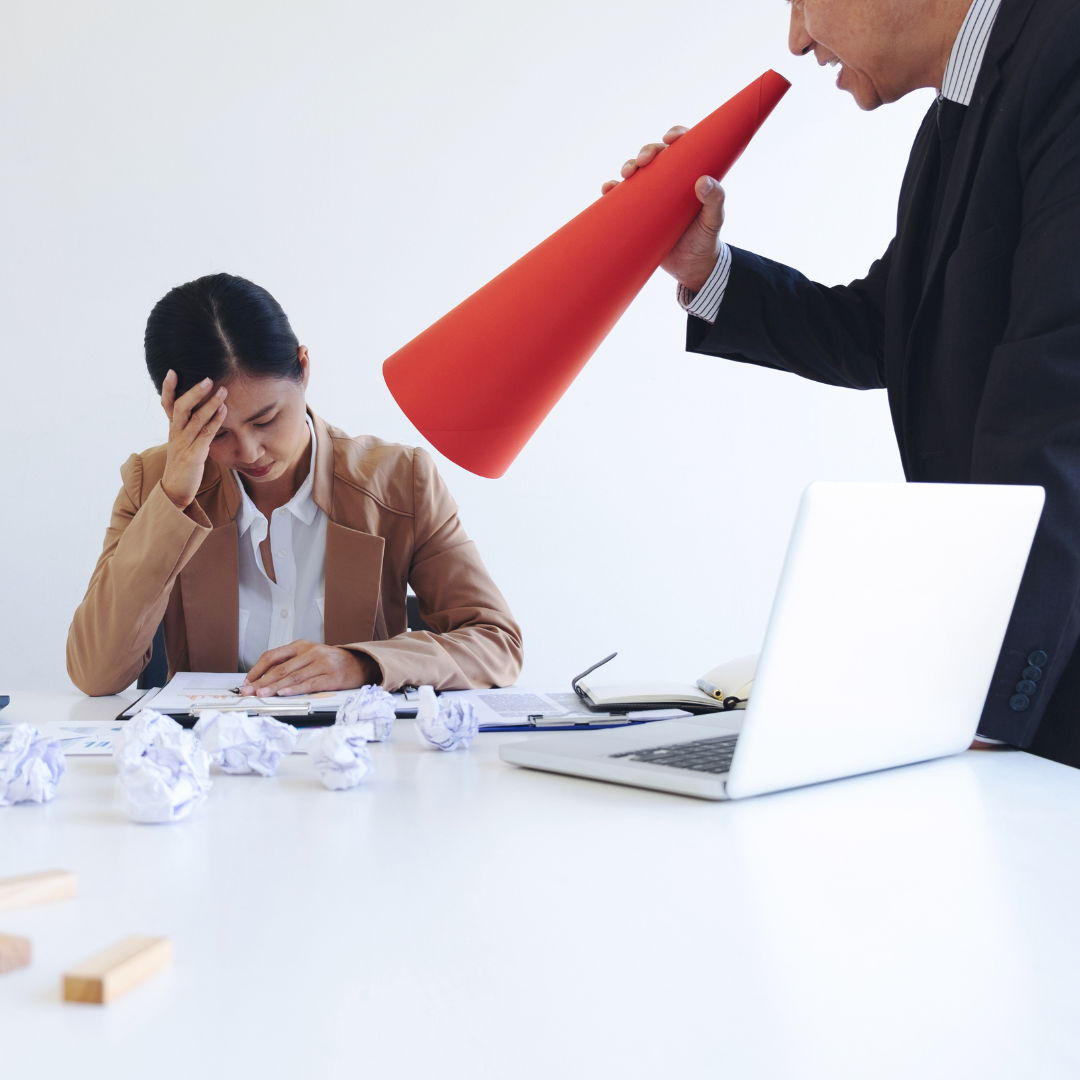 Exemplos de assédio verbal no trabalho e como evitar essa prática